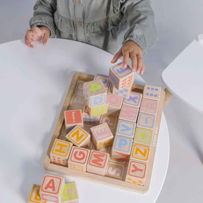 Cubes en bois formes et couleurs pour apprentissages