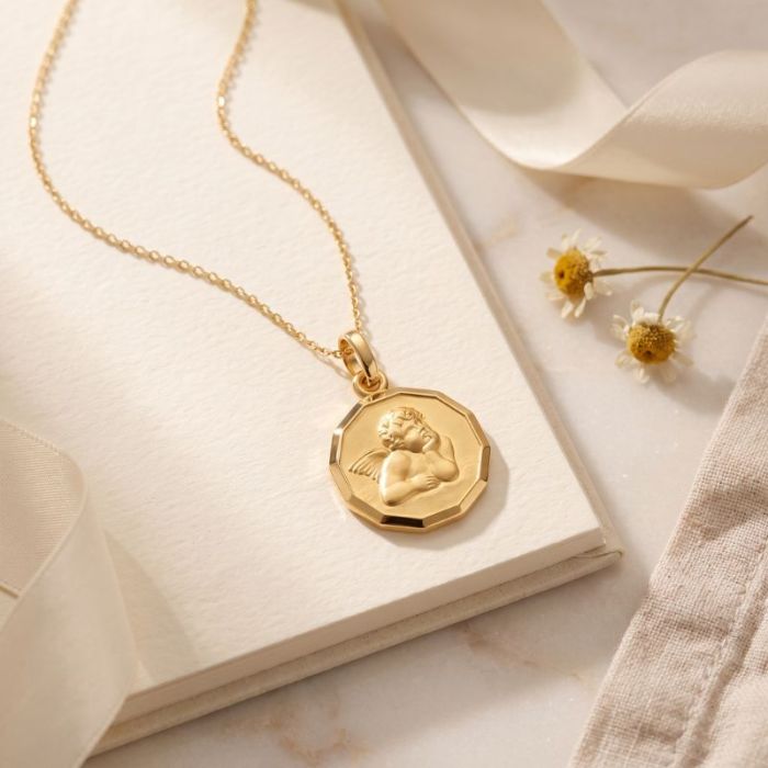 Médaille ange, bord à facettes en or jaune 18 carats