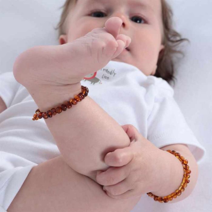 bracelet bebe ambre bras et cheville couleur cognac de GRÜNSPECHT
