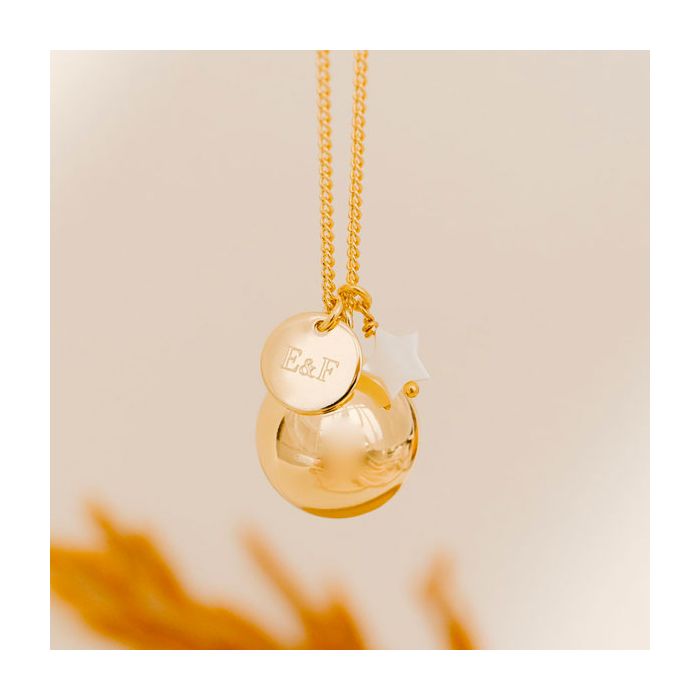 bola de grossesse or jaune, à personnaliser avec les initiales des parents