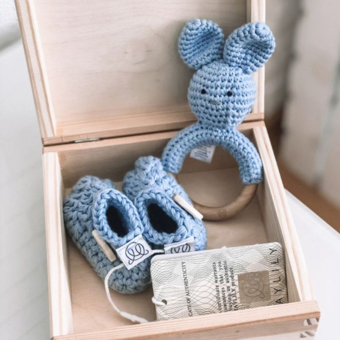 coffret naissance, chaussons et hochet crochet, bleu