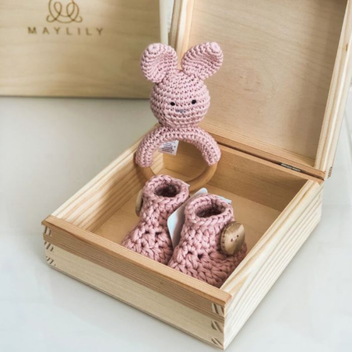 coffret naissance rose, hochet et chaussons