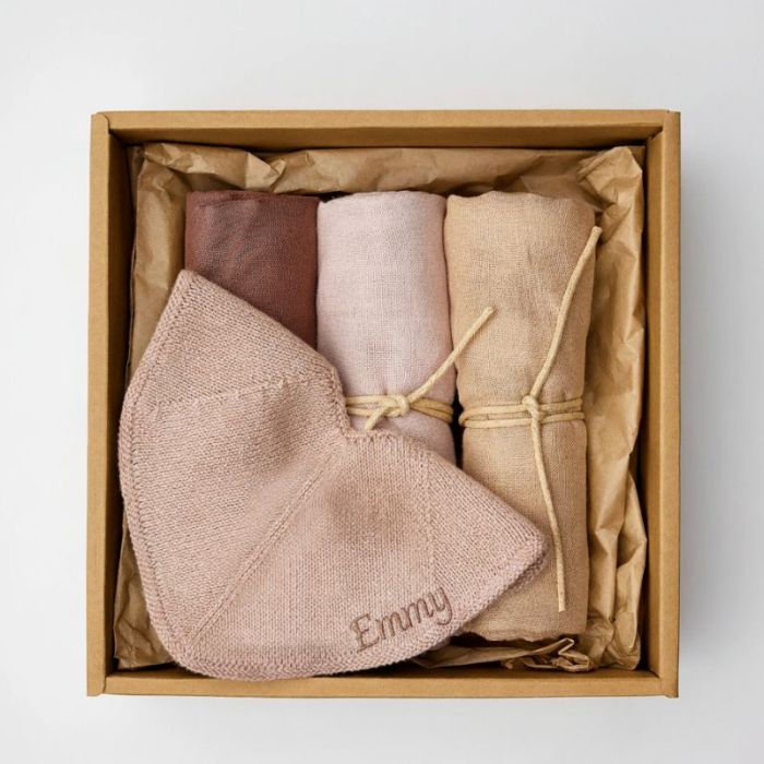 coffret de naissance rose, avec bavoir personnalisé
