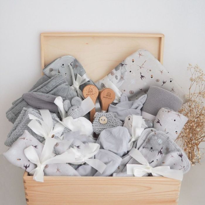 grand coffret de naissance gris pour la naissance d'un nouveau né