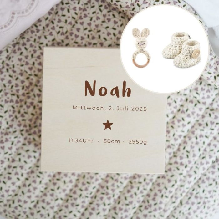 boite personnalisée, chaussons et hochet au crochet, couleur crème