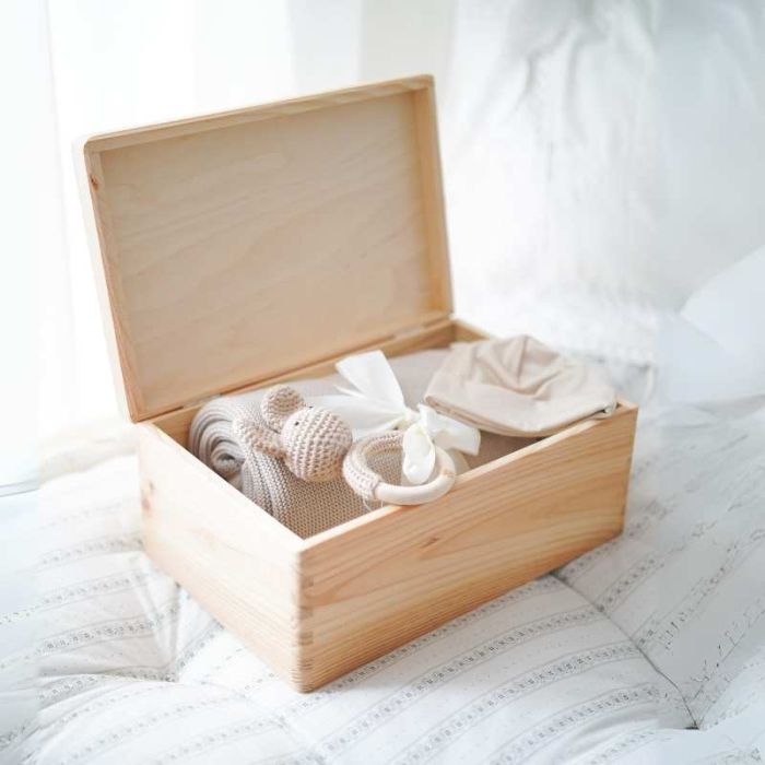 coffret naissance bébé, couverture personnalisée, bonnet et hochet crocheté.