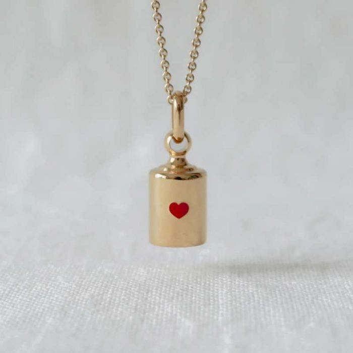 pendentif avec coeur rouge