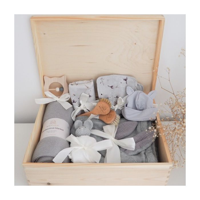 grand coffret en bois avec bestseller nouveau né de la marque Maylily