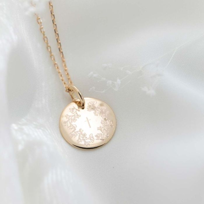 Médaille de baptême avec couronne de fleurs et croix