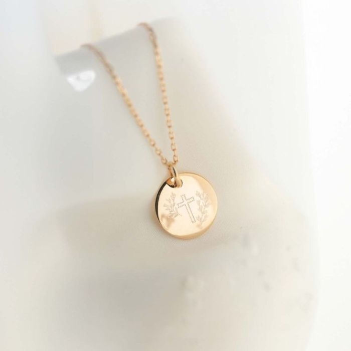 pendentif de baptême avec croix et feuilles