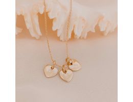 collier aismée pour fete des mères, or jaune, 3 petits coeurs initiales
