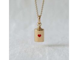 pendentif avec coeur rouge