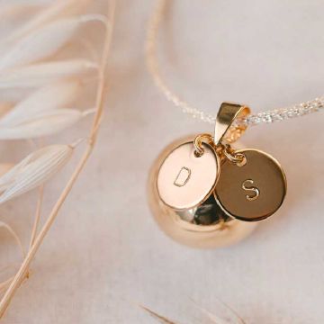 blondine, bola de grossesse avec médailles personnalisées