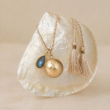 Bola de grossesse labradorite or jaune brossé sur cordon de soie
