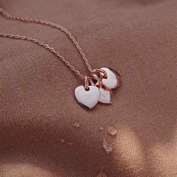 collier 3 petits coeurs avec initiales, or rose