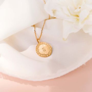 médaille or brossé avec initiale et chainette