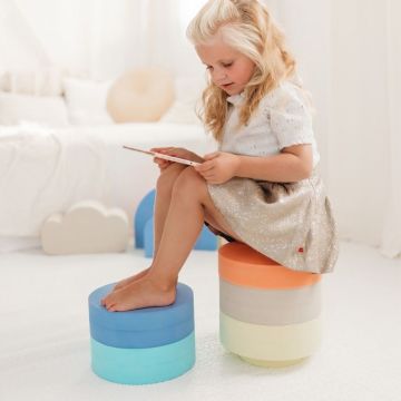 pierre d'équilibre chaise mousse Moes, arc en ciel