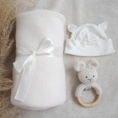 coffret naissance comprenant une couverture bébé, un bonnet et un hochet crocheté