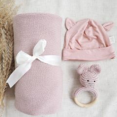 coffret naissance bébé fille, tout rose, contenant une couverture, un bonnet et un joli hochet crocheté