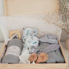 grand coffret en bois avec bestseller nouveau né de la marque Maylily