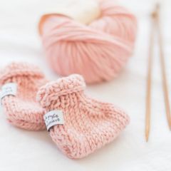 kit tricot pour chaussons bébé et gants, laine rose