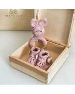 coffret naissance rose, hochet et chaussons