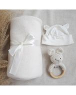 coffret naissance comprenant une couverture bébé, un bonnet et un hochet crocheté