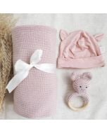 coffret naissance bébé fille, tout rose, contenant une couverture, un bonnet et un joli hochet crocheté