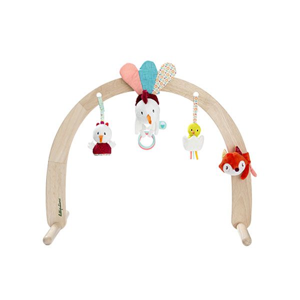 Arche en bois avec jouets suspendus