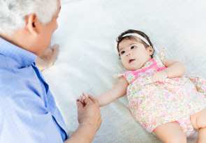 cadeau grand parent lors du baptême de bébé