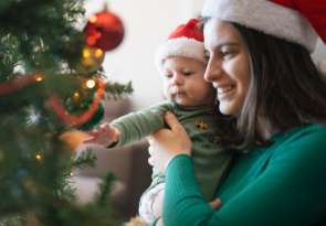 maman et bébé devant le sapin de noel