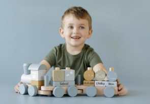 train en bois personnalisé avec les infos du faire part de naissance