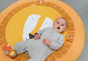 bébé sur tapis d'éveil